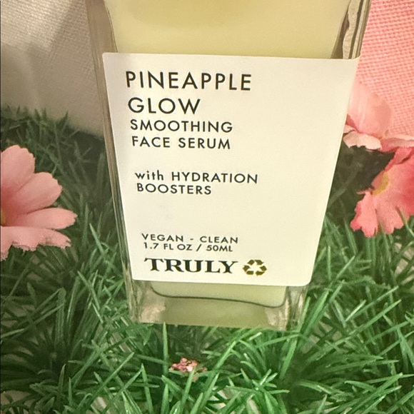 TRULY Pineapple Glow Smoothing Face Serum - Picture 2 of 4